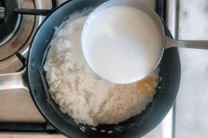 Adicione o leite ao arroz