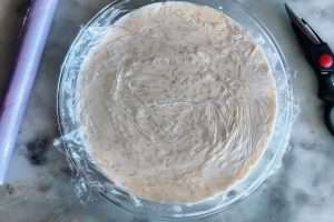 Para servir frio cubra o arroz com plastico filme