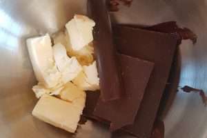 chocolate e manteiga cortada em cubos
