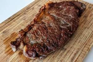 deixe a carne descansar or 5 a 10 minutos antes de cortá-la