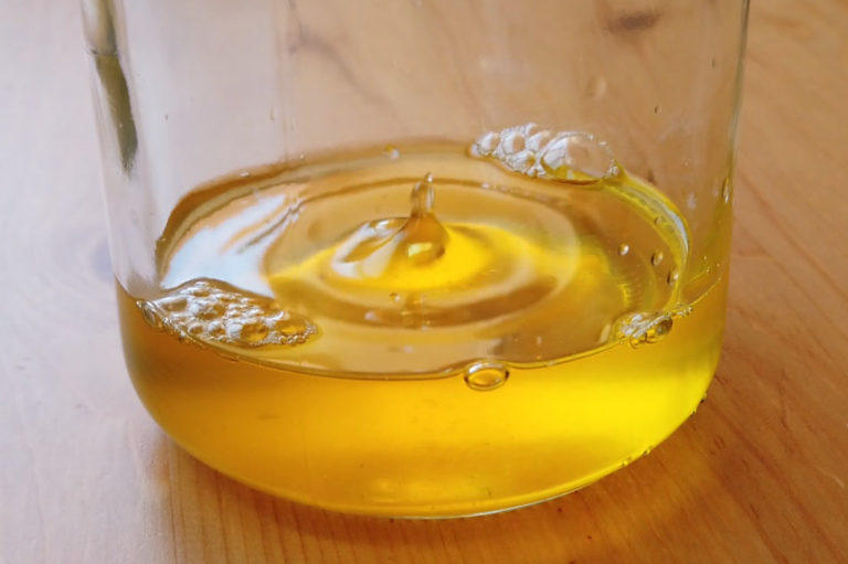 coloque o ghee em um recipiente de vidro