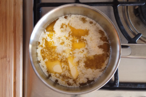 água ferve e sólidos se separam