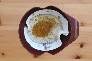 filtre o ghee com um filtro de café