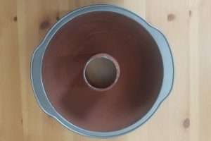 forma untada com manteiga e cacau em pó