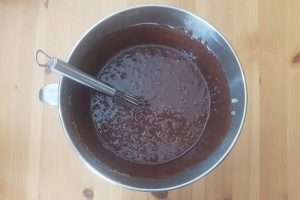 massa do bolo de chocolate simples