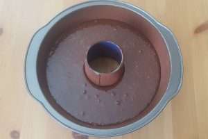 massa do bolo de chocolate simples na forma