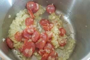 fritando o chouriço