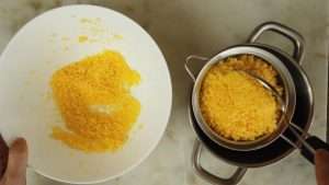 coloque o cuscuz no coador ou cesto de vapor