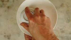 molde o cuscuz com uma tigela pequena