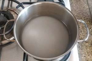 coloque o açúcar e a água em uma panela média