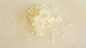 pique a cebola em cubinhos pequenos