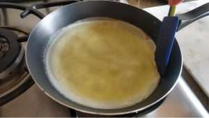 solte o crepe com uma espátula