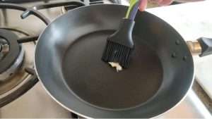 unte a frigideira com manteiga