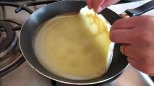 vire o crepe com as mãos ou com a espátula