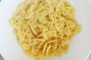 coloque o farfalle em uma tigela grande