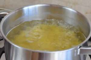 conzinhe o macarrão em água salgada