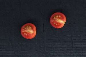 corte o tomate cereja ao meio