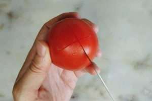 faça uma cruz na pela do tomate