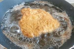 frite o schnitzel por 2 a 3 minutos de cada lado
