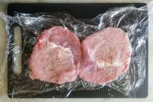 o filé de porco deve ficar fino mas não quebradiço