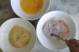 passe a carne pela farinha de trigo