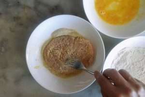 passe o schnitzel pela farinha de rosca