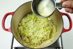 adicione vinho branco seco e deixe evaporar