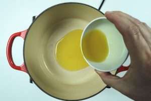 aqueça o azeite em fogo médio