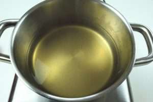 deixe o caldo aquecido enquanto prepara o risoto de alho-poró