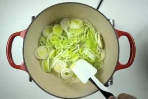 refogue o alho-poró em fogo médio