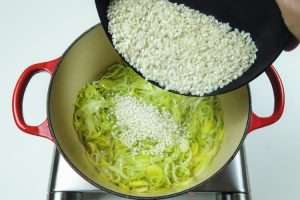 refogue o arroz até ficar translúcido