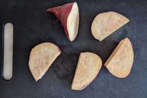 corte a batata-doce em pedaços médios
