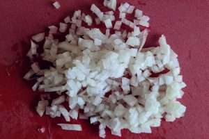 corte a cebola em pedacinhos pequenos