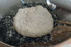 cozinhe o bolo do caco com a frigideira tampada
