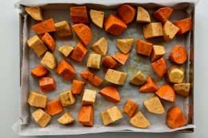distribua bem a batata por toda a assadeira