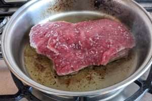 grelhe a carne em uma frigideira de aço ou ferro