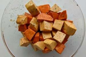 misture o azeite temperado com as batatas
