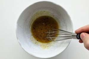 misture os temperos e o azeite de oliva