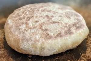 vire o bolo do caco e deixe cozinhar por mais 3 a 4 minutos