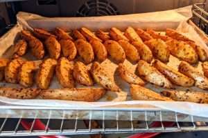 a batata estará crocante e sequinha depois de cerca de 1 hora de forno