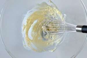 bata a manteiga amolecida até que fique cremosa