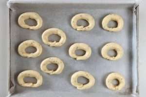 coloque as chipas em uma forma antiaderente ou coberta com papel manteiga