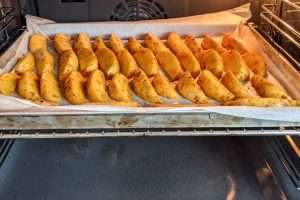 leve ao forno preaquecido a 200 graus Celsius