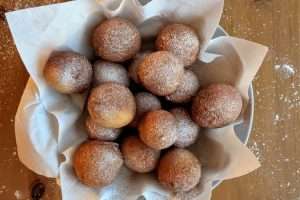 sirva os bolinhos de chuva ainda quentes