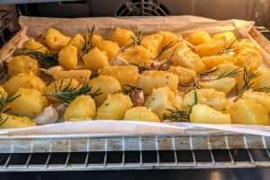 asse as batatas em forno bem quente
