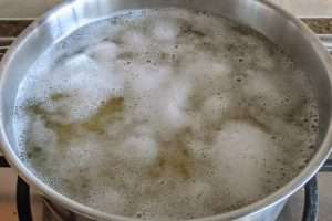 cozinhe até que a superfície das batatas esteja macia