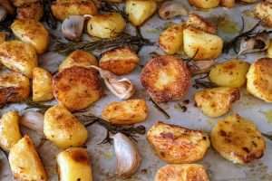 verifique se as batatas já estão bem crocantes