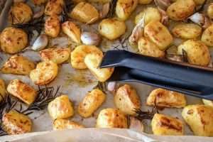 vire as batatas depois de 15 a 20 minutos