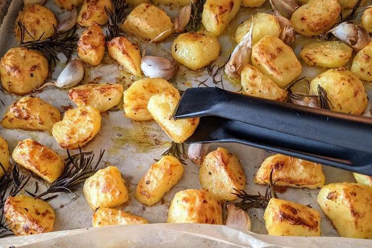 vire as batatas depois de 15 a 20 minutos