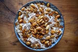 Enfeite o arroz com a cobertura de amêndoas